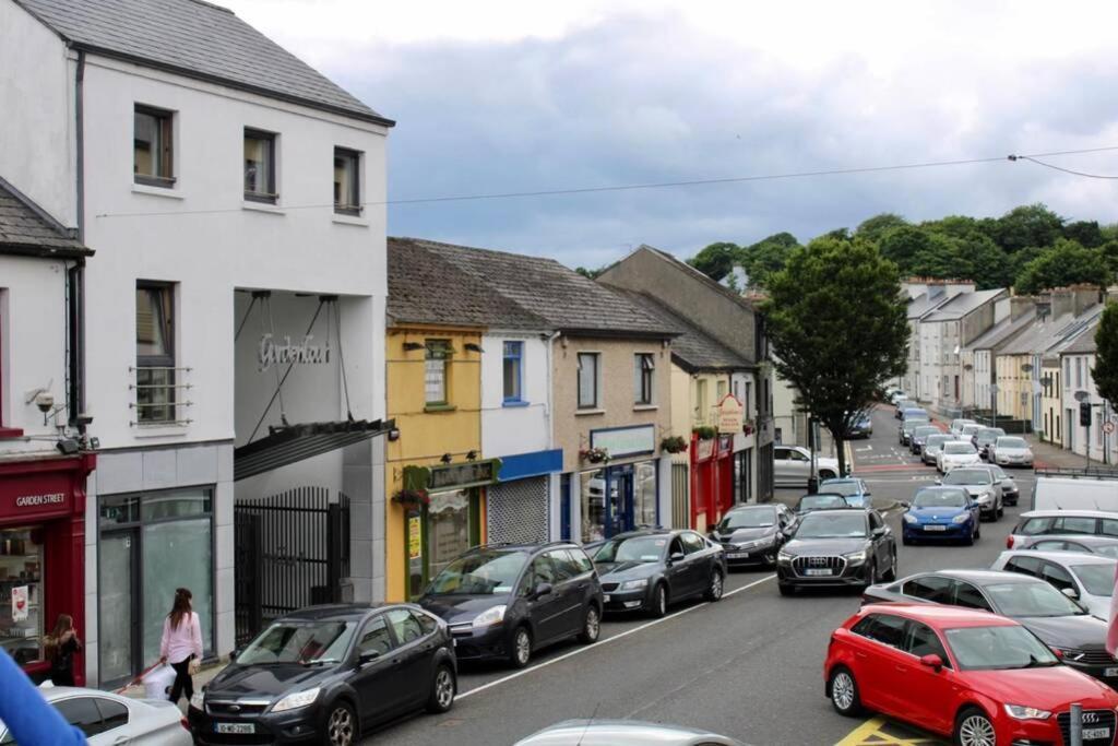Boutique 2-Bed Town Centre Apartment Ballina  Buitenkant foto