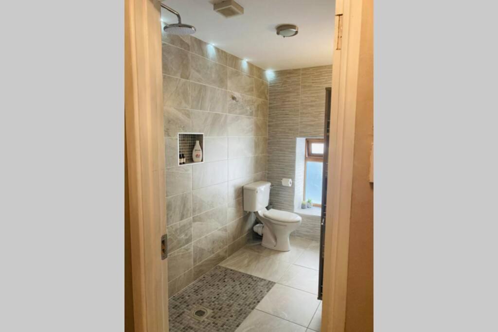 Boutique 2-Bed Town Centre Apartment Ballina  Buitenkant foto