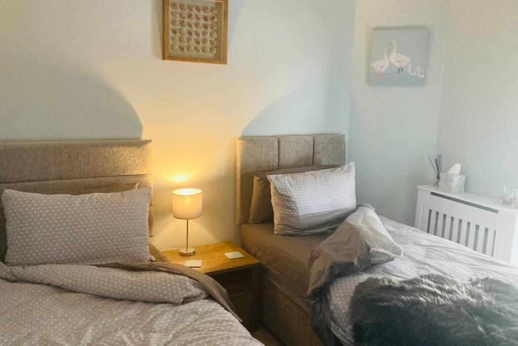 Boutique 2-Bed Town Centre Apartment Ballina  Buitenkant foto