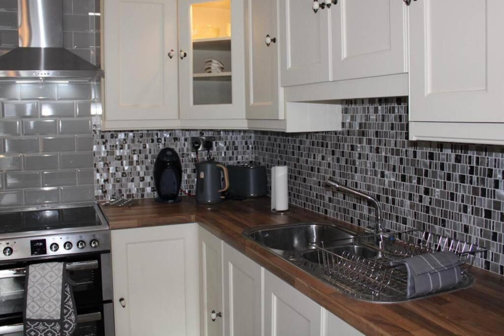 Boutique 2-Bed Town Centre Apartment Ballina  Buitenkant foto